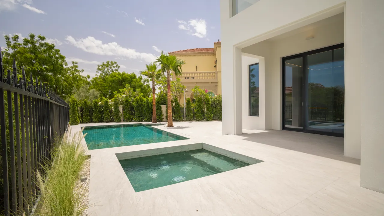 Residential house swimming Pool with Integrated Jacuzzi in Dubai