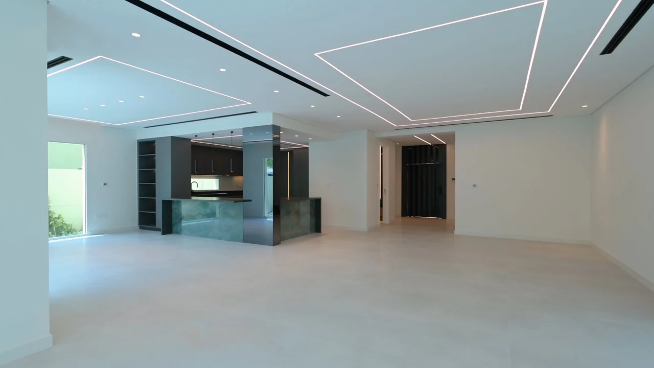 Renovated Regional Type villa and swimming pool in Jumeirah Park Dubai