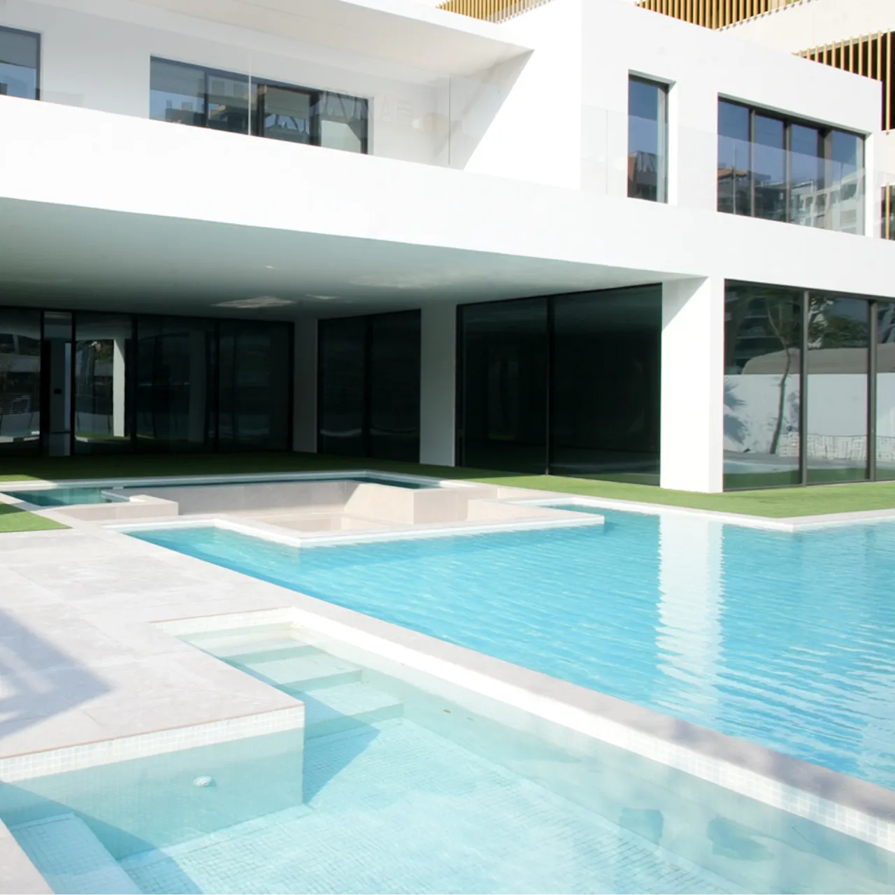 Concrete villa swimming pool with integrated sunken seating in Dubai