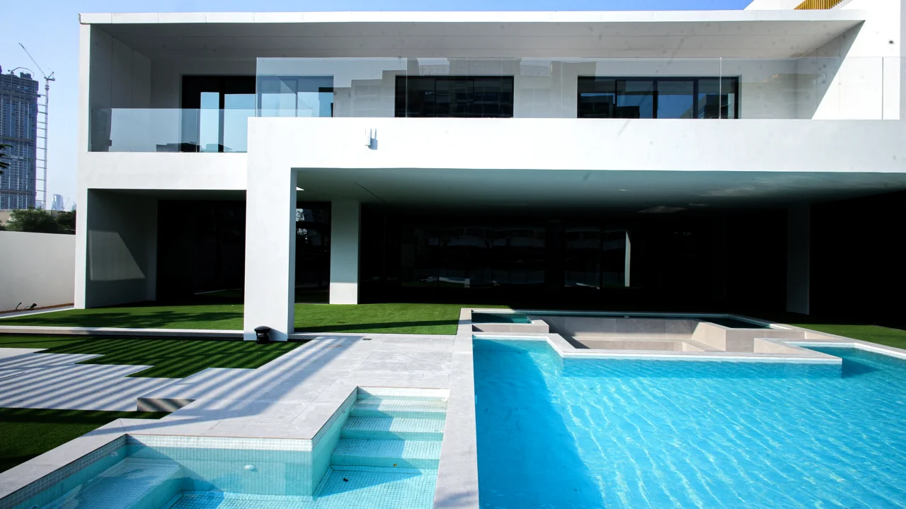 Day view of the Casa Azul swimming pool showing shallow steps, raised pool edges and the central sunken seating structure